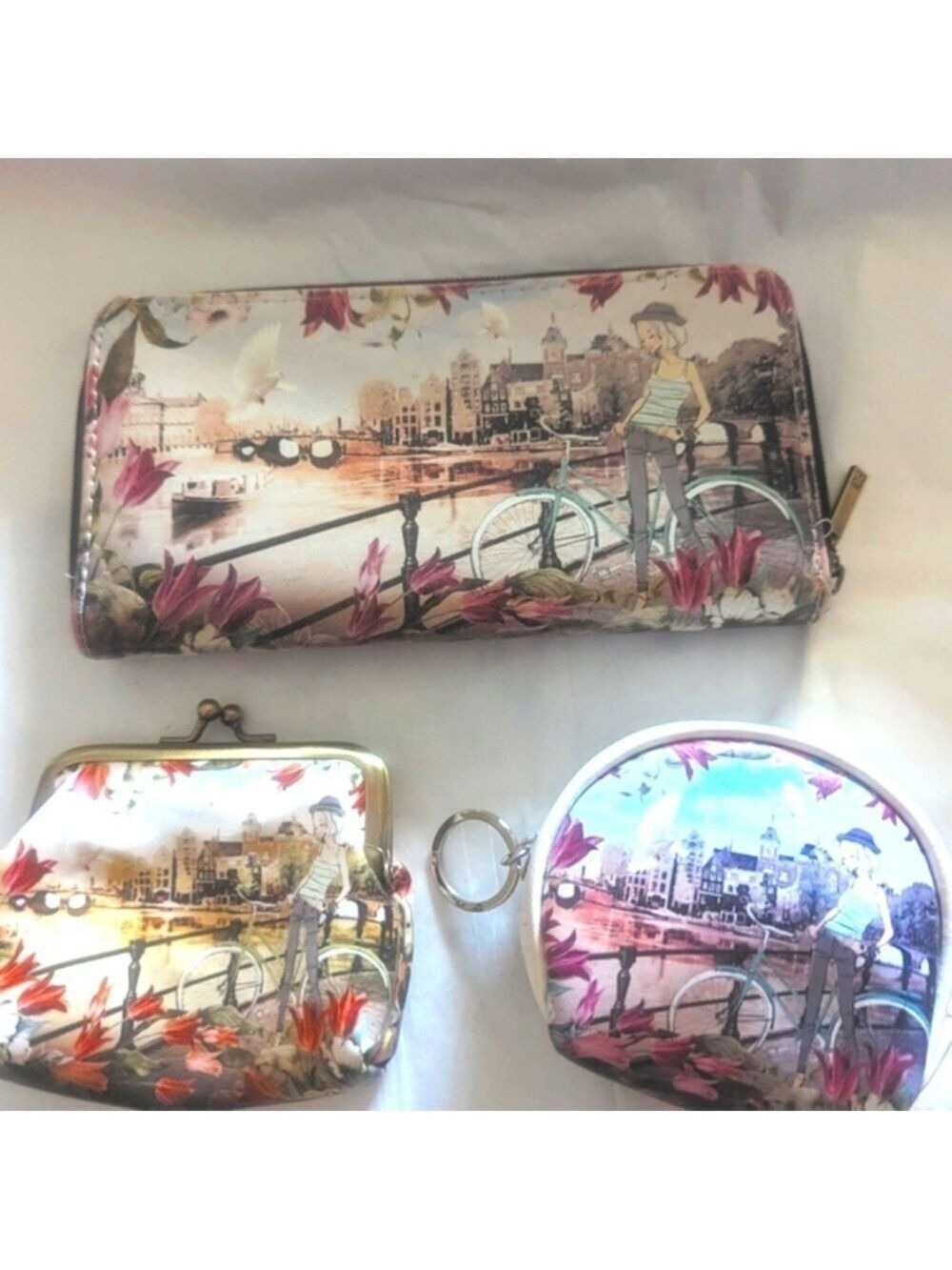 Robin Ruth - Amsterdam Scarlet Zippered Tote, Wallet,  and 2 coin purses - Picture 5 of 16